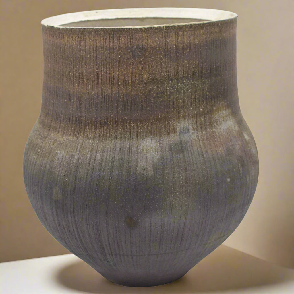 Artist Biography
1940 Born in Kyushu, Oita Prefecture
1968 Entered Tokoname City Ceramic Art Institute
1970 Awarded first prize at the 8th Asahi Ceramic Art Exhibition　　
The 17th Japan Traditional Crafts Exhibition
1972 Awarded the Honorary Grand Prize at the Barros International Ceramic Art Exhibition
1975 Awarded the Grand Prize at the 3rd Japan Ceramic Art Exhibition
Dedicated a large jar to Her Imperial Highness Princess Chichibu
1987 Invited to exhibit at the 9th Japan Ceramic Art Exhibition
The Japan 