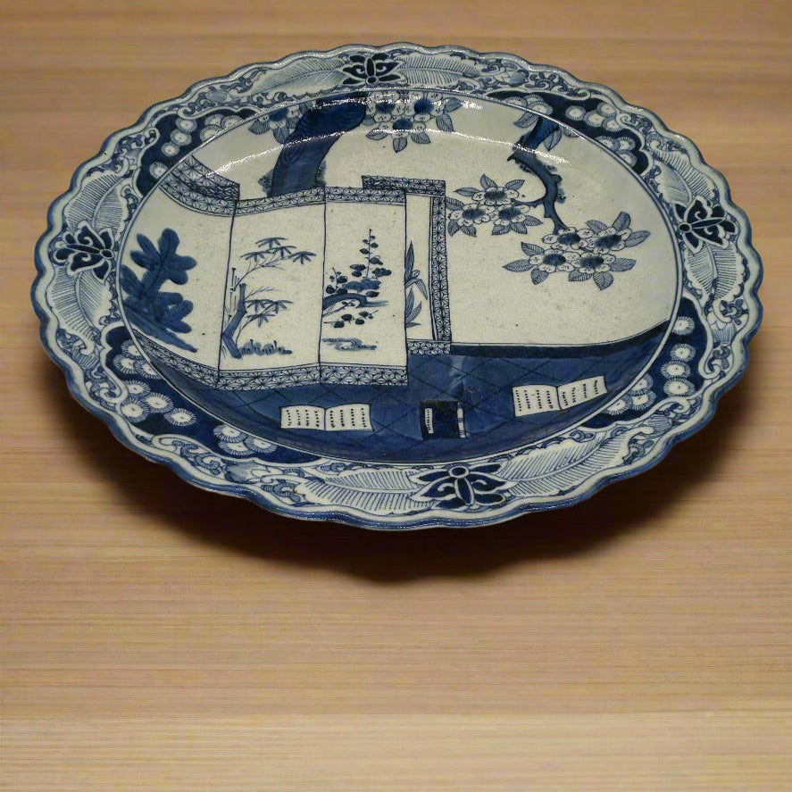Japanese blue and white underglazed plate with a scalloped edge and a design withy a blossom tree and 'BYOBU' screen.
MEIJI period.