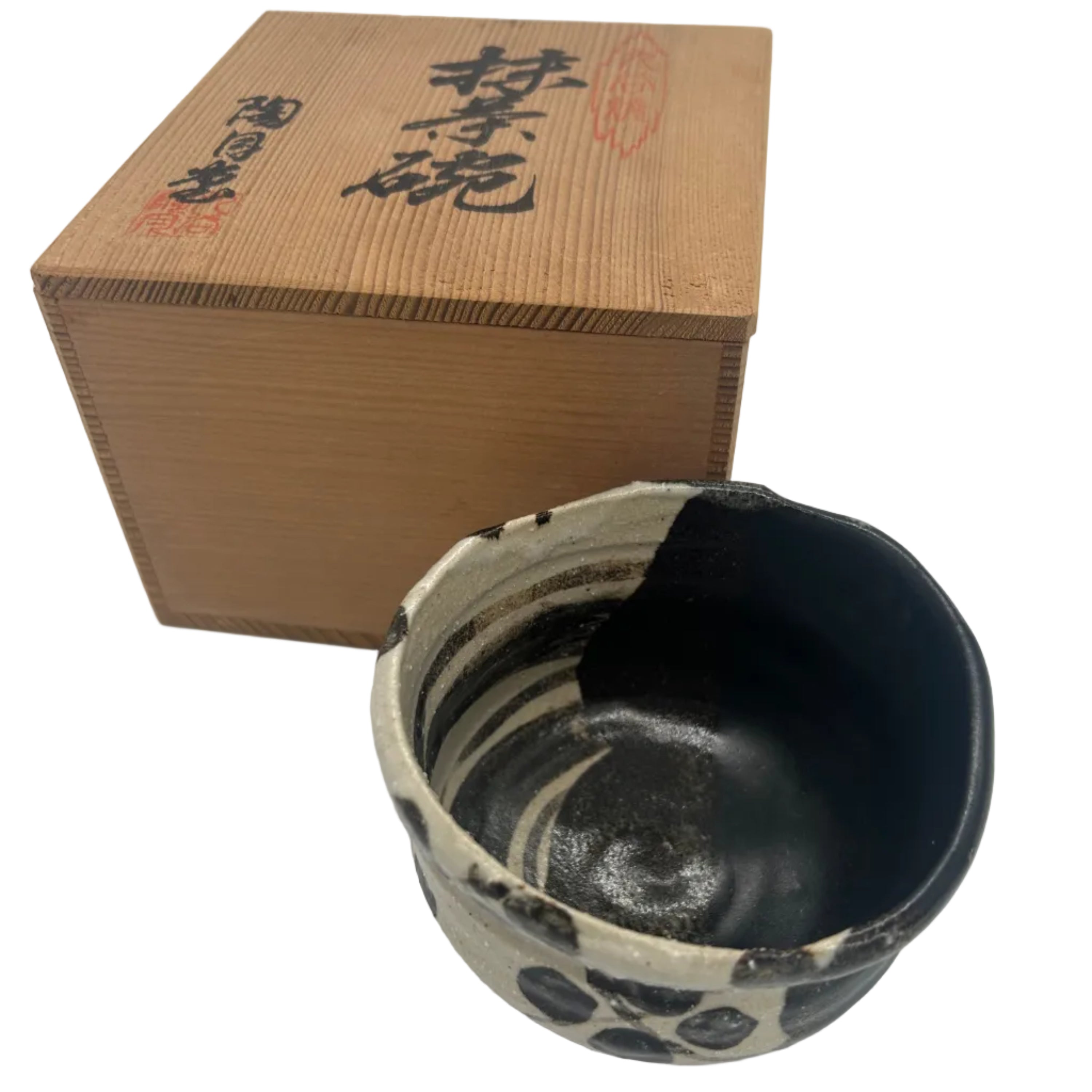 A Japanese Oribe tea bowl (chawan) with an organic feel and a wonderful black glaze. Kazari
This item comes with its original signed box.