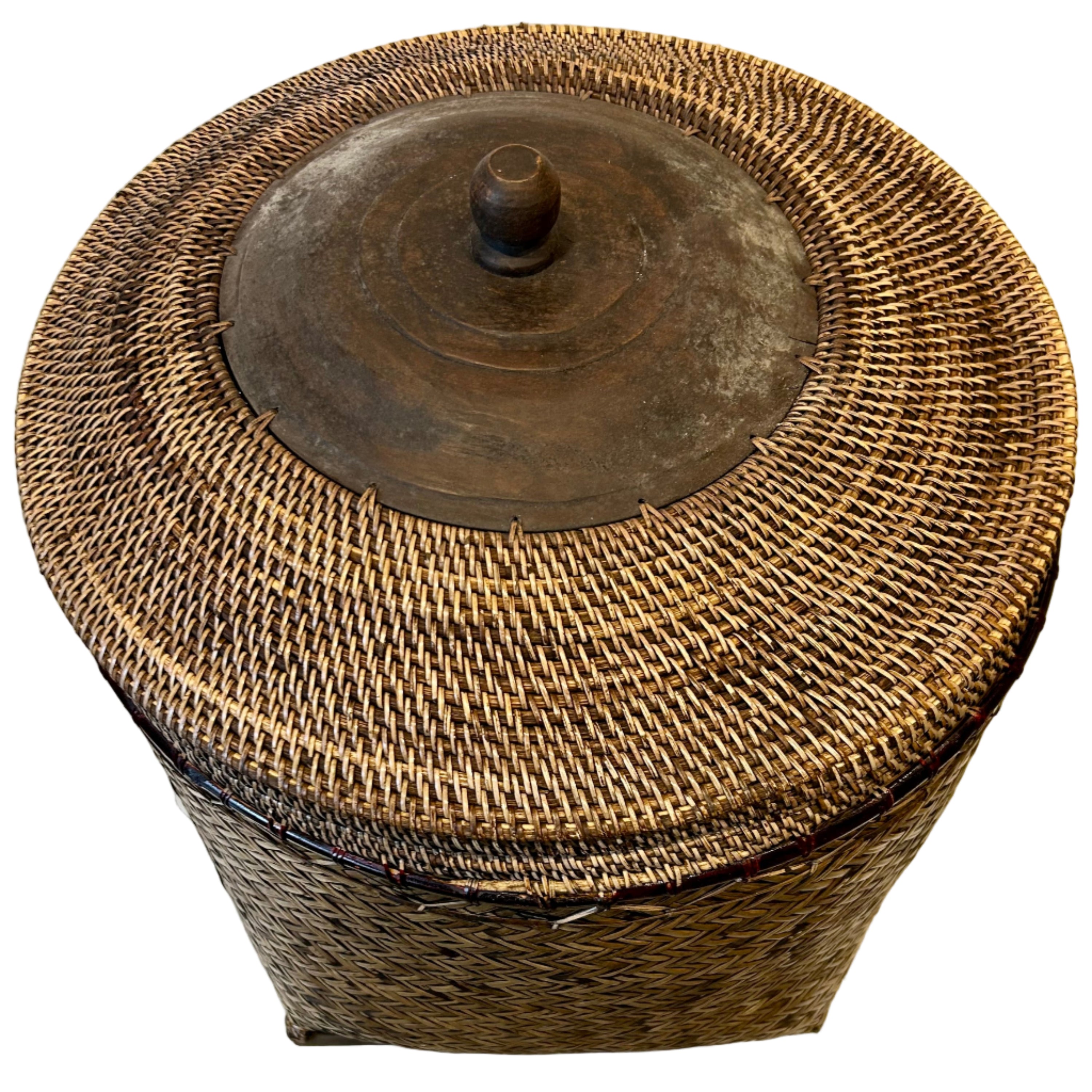 Wicker basket with a lid