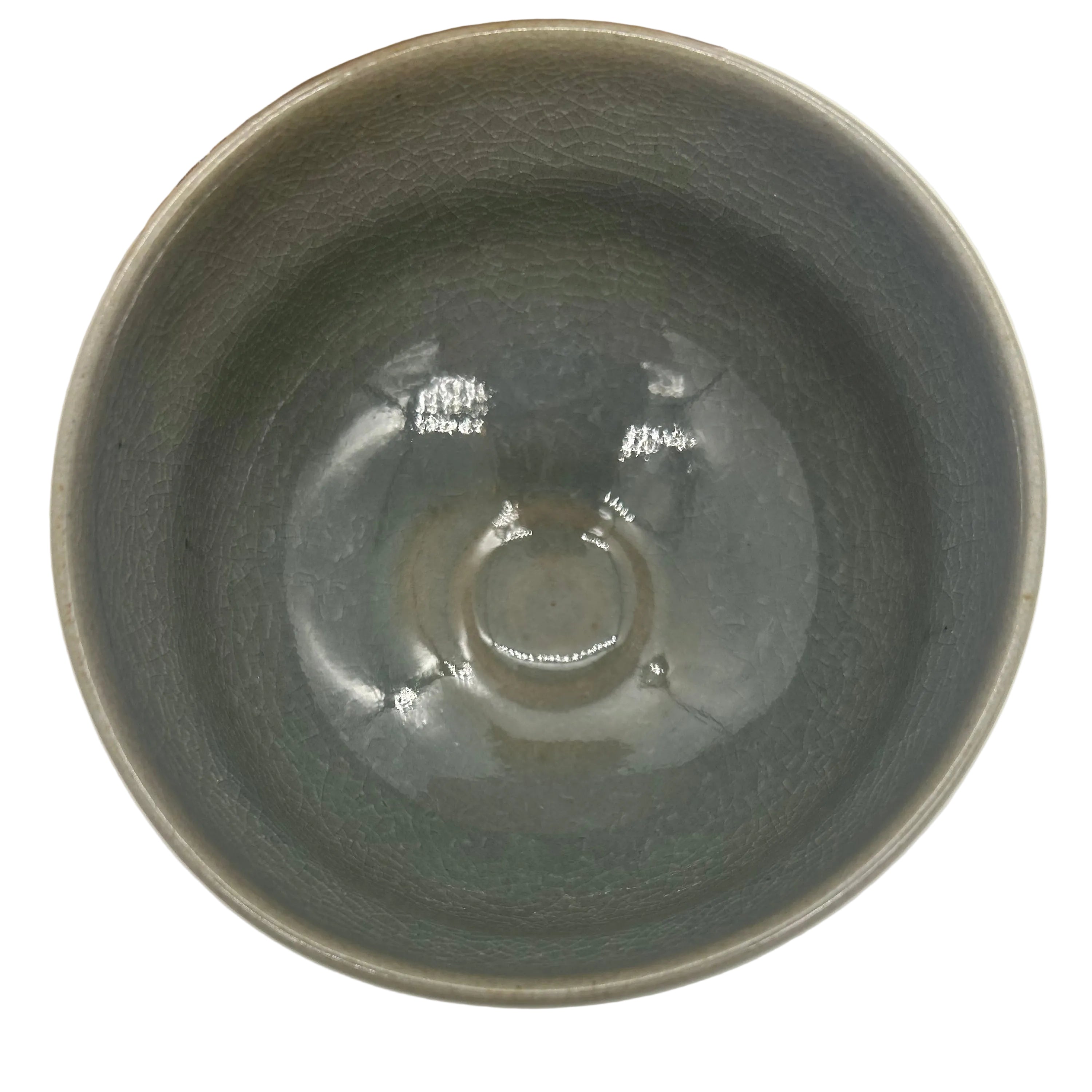 A Japanese ceramic tea bowl (chawan) with an crackle glaze and a delicate decoration
This item comes with its original signed box.