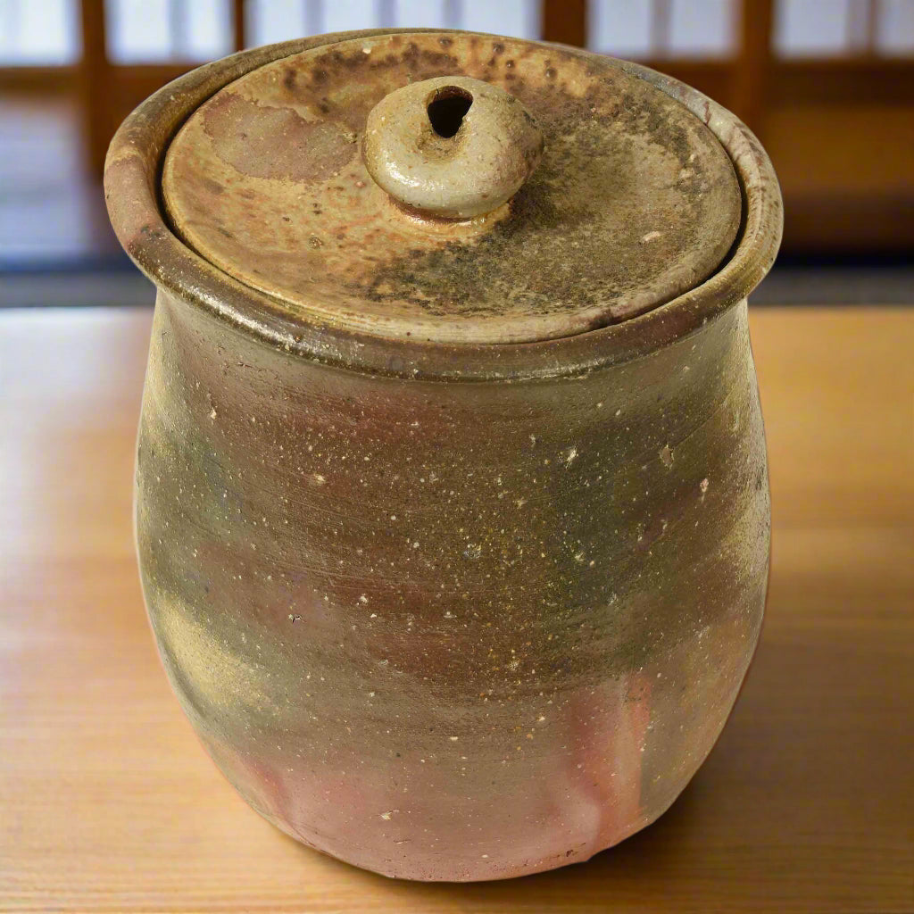A Japanese Bizen pottery mizusashi, a water pot used for tea ceremony.&nbsp;Bizenware is one of the ancient kilns in Japan, with a history dating back 1000 years. It is highly valued for its purifying properties.