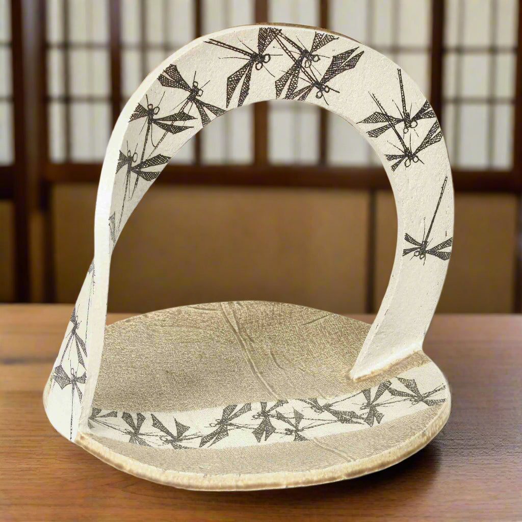 Spectacular Japanese pottery bowl with handle by Kinji Ogawa - born in 1926 in Kyoto (showa 49) - Dragonfly motif.
This item comes with its original box.